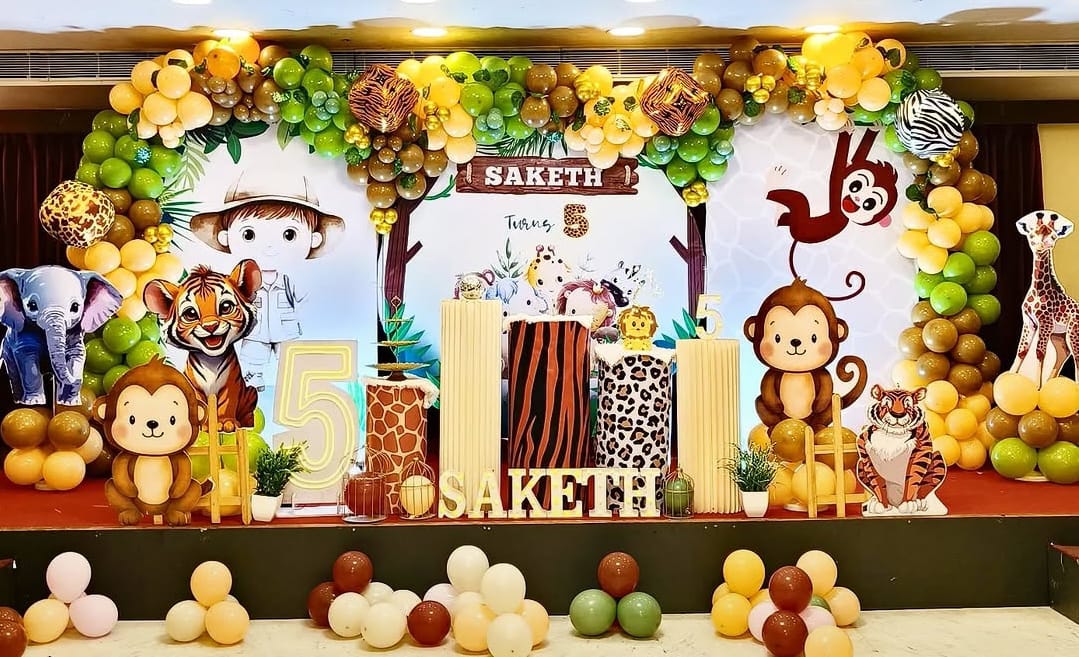Safari Fifth — A jungle safari set with animal props and a full canopy of green balloons.